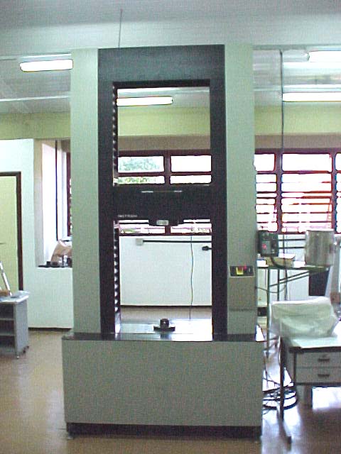 instron 5500 - 2.jpg