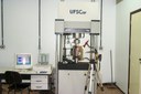 Instron 8800 - 2.JPG