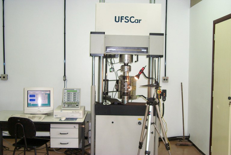 Instron 8800 - 2.JPG