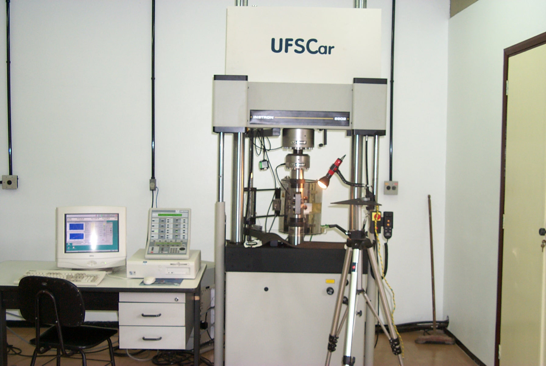 Instron 8800 - 2.JPG