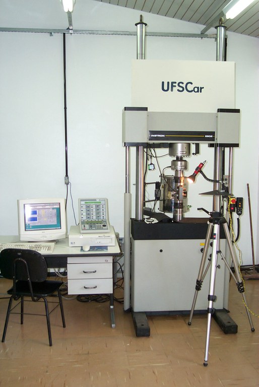 Instron 8800.JPG
