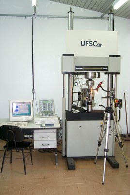 Instron 8800.JPG